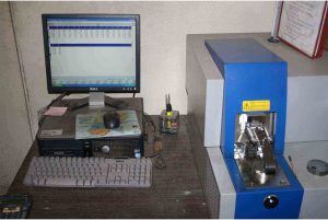 Ordinateur placé à côté d'un spectromètre