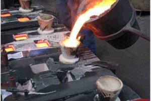 Aluminium versé dans un moule à couler